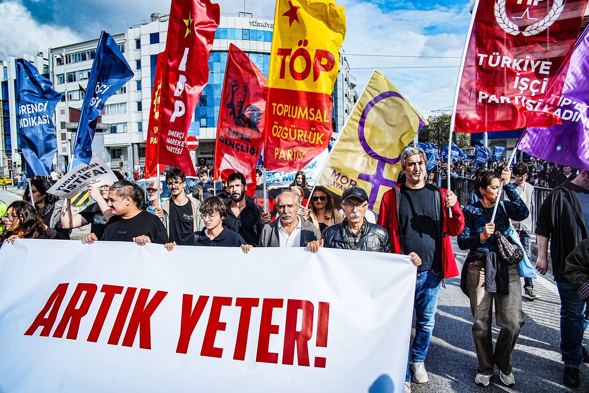 TipIstanbul's tweet photo. Memleketin dört yanında yankılanan ortak bir itirazı bugün sokaklara taşıdık.

Yan yana geldikçe umudun da cesaretin de büyüdüğünü defalarca tecrübe ettik, yine öyle olacak.

Şimdi bu sesi sokakta, işyerinde, mahallede büyütme zamanı. @TipliEmekliler https://t.co/tDg7R71Lpy