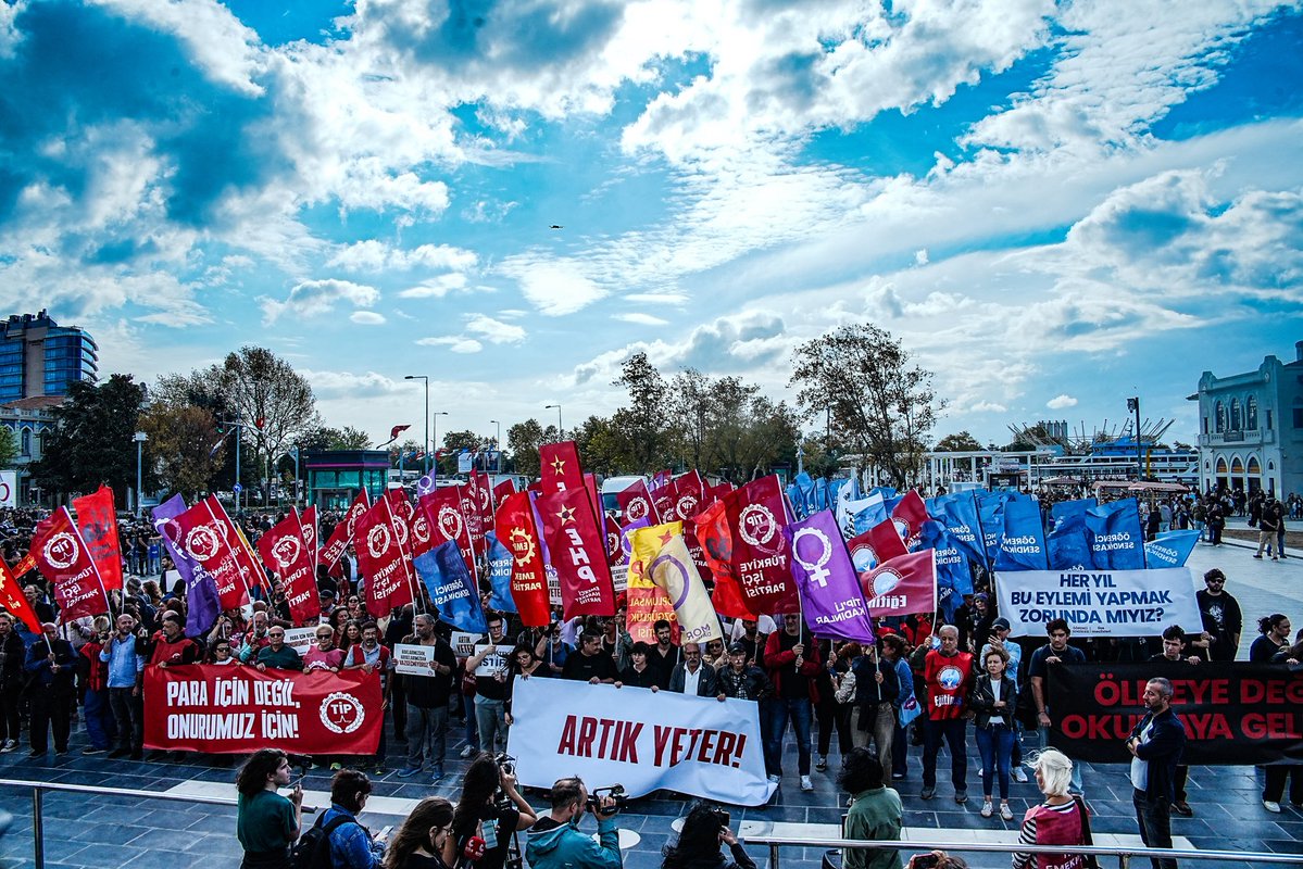 TipIstanbul's tweet photo. Memleketin dört yanında yankılanan ortak bir itirazı bugün sokaklara taşıdık.

Yan yana geldikçe umudun da cesaretin de büyüdüğünü defalarca tecrübe ettik, yine öyle olacak.

Şimdi bu sesi sokakta, işyerinde, mahallede büyütme zamanı. @TipliEmekliler https://t.co/tDg7R71Lpy
