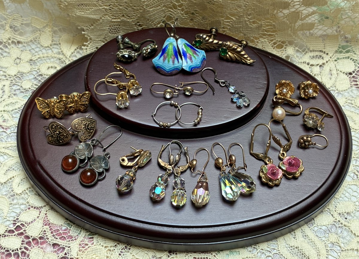 SomewareInTime's tweet photo. Assorted Vintage Costume Jewelry Earrings Lot • 13 Pairs &amp; 6 Singles • Mixed Styles • Wear Upcycle Crafts Repurpose 1940s-1970s https://t.co/xGLK8VHWzE #goldfilled #goldplated #piercedearrings #screwbackearrings #crystalearrings #rhinestoneearrings #wholesalejewelry https://t.co/DDahZ9B8Ev