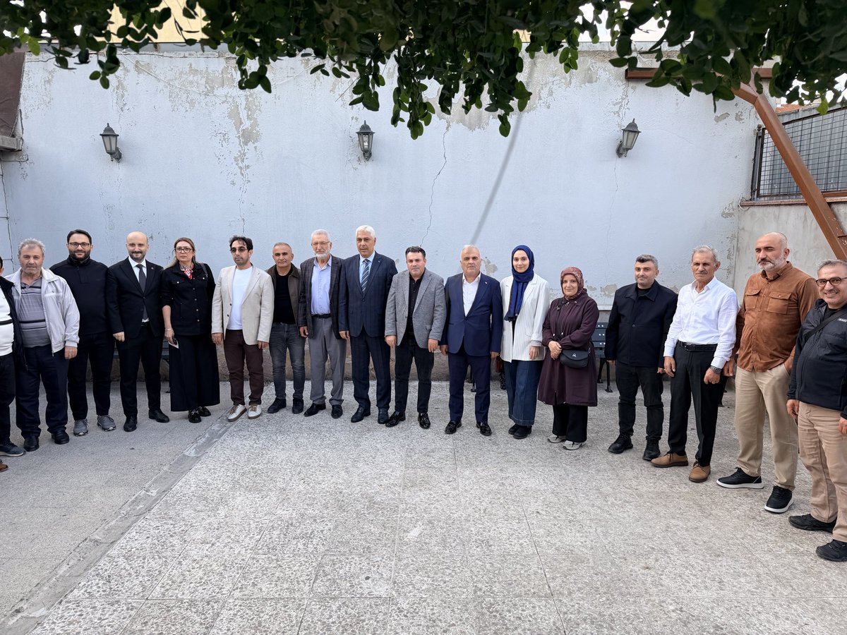 BarisOzerol's tweet photo. 📍 Ümraniye 

Ümraniye programımız kapsamında Gümüşhane Yayladere Derneğimizi ziyaret ederek hemşehrilerimizle bir araya gelerek Cumhurbaşkanımız Sayın Recep Tayyip Erdoğan’ın selamlarını ilettik, sıkıntılarını dinledik.

Samimi sohbetleri ve misafirperverlikleri için dernek yönetimine ve kıymetli hemşehrilerimize teşekkür ediyoruz.

#TürkiyeYüzyılıBuluşmaları