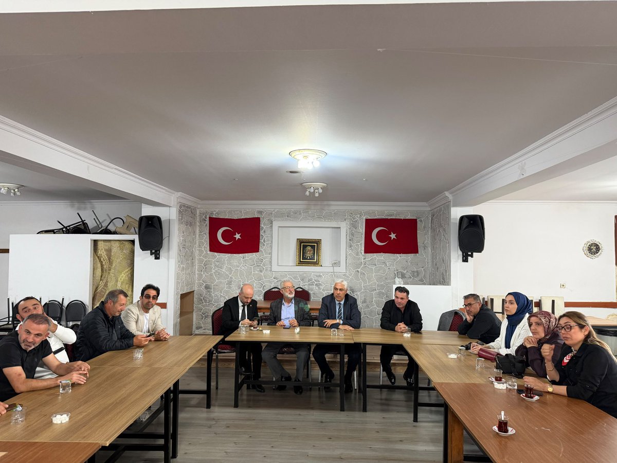 BarisOzerol's tweet photo. 📍 Ümraniye 

Ümraniye programımız kapsamında Gümüşhane Yayladere Derneğimizi ziyaret ederek hemşehrilerimizle bir araya gelerek Cumhurbaşkanımız Sayın Recep Tayyip Erdoğan’ın selamlarını ilettik, sıkıntılarını dinledik.

Samimi sohbetleri ve misafirperverlikleri için dernek yönetimine ve kıymetli hemşehrilerimize teşekkür ediyoruz.

#TürkiyeYüzyılıBuluşmaları