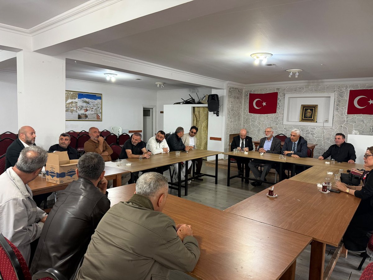 BarisOzerol's tweet photo. 📍 Ümraniye 

Ümraniye programımız kapsamında Gümüşhane Yayladere Derneğimizi ziyaret ederek hemşehrilerimizle bir araya gelerek Cumhurbaşkanımız Sayın Recep Tayyip Erdoğan’ın selamlarını ilettik, sıkıntılarını dinledik.

Samimi sohbetleri ve misafirperverlikleri için dernek yönetimine ve kıymetli hemşehrilerimize teşekkür ediyoruz.

#TürkiyeYüzyılıBuluşmaları