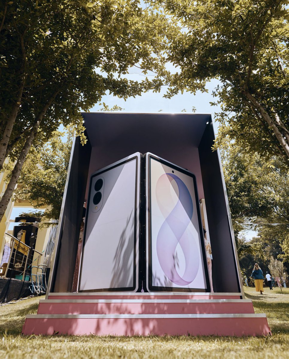 michshoxen's tweet photo. Stepping into a different galaxy at the #LMC

Everything feels straight out of a fantasy. the lights, the energy and the @SamsungMobileSA #GalaxyZFold8 fits right into it with its slim, lightweight design and that BIG screen when unfolded. 

#SamsungMobileSA #AD https://t.co/UXwdsshGGM