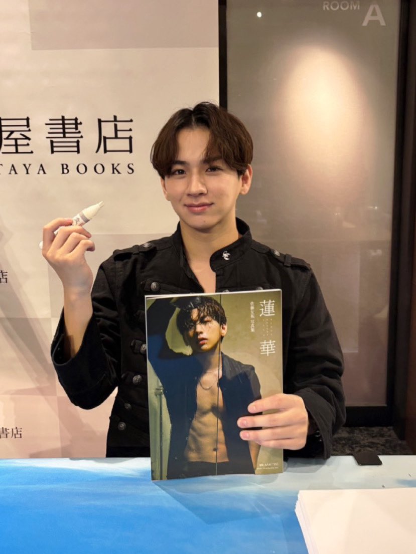 lol_yusuke's tweet photo. 東京、大阪の計3回のお渡し��イベント
たくさんのはじめましての方とお話しすることが出来て幸せな時間でした✨✨

スケジュールが少し詰まり気味で
満足に対応できなかった部分もありで
少し反省な部分もありで、、、

ただ、めちゃくちゃみんな反応が可愛いしキラキラしてて、このタイミングでスケ界隈の皆さん（これからスケ界隈）に会うことができて本当に嬉しかったです😭

いつも応援してくれてる人には
これからも誠意を込めてしっかり感謝を伝えて行きたいです🙏

#0917写真集蓮華
#スケ界隈