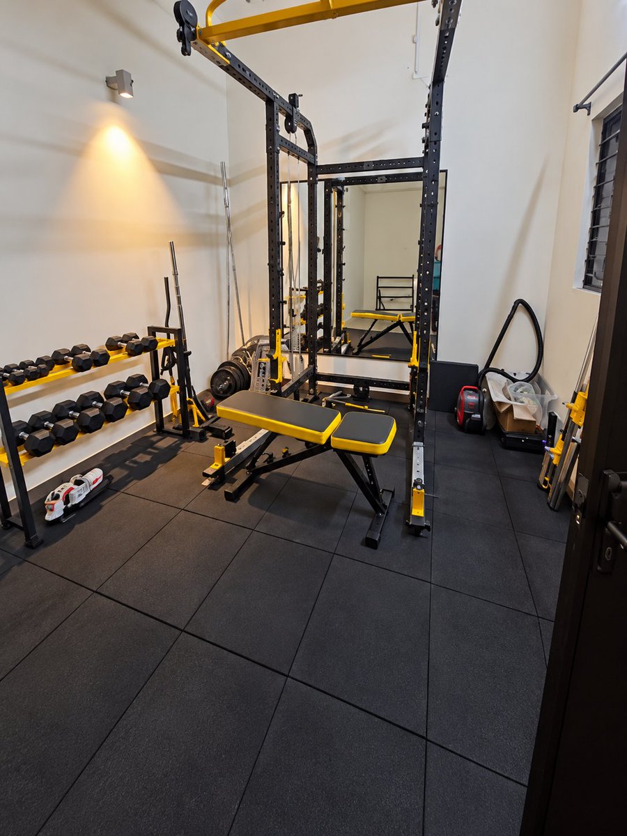rv9241's tweet photo. @AdityaYada98761 @EchoingWorlds @p_sahibsingh Ye dekho mere goto, isko home gym bolte h. Jis din aukat ho bnane kii us din baat krna🤣🤣🤣🤣🤣. Dauda dauda ke leta leta ke maarenge lvde. Semen mu me lene se protein poora nii hota h. Paise kamane pdhte h chicken mutton khaana pdhta h. Ab jake apne baap se pooch. https://t.co/xHbyDyJY7t
