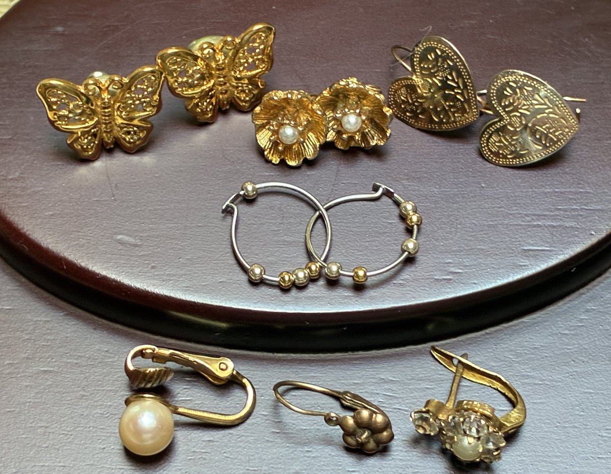SomewareInTime's tweet photo. Assorted Vintage Costume Jewelry Earrings Lot • 13 Pairs &amp; 6 Singles • Mixed Styles • Wear Upcycle Crafts Repurpose 1940s-1970s https://t.co/xGLK8VHWzE #goldfilled #goldplated #piercedearrings #screwbackearrings #crystalearrings #rhinestoneearrings #wholesalejewelry https://t.co/DDahZ9B8Ev