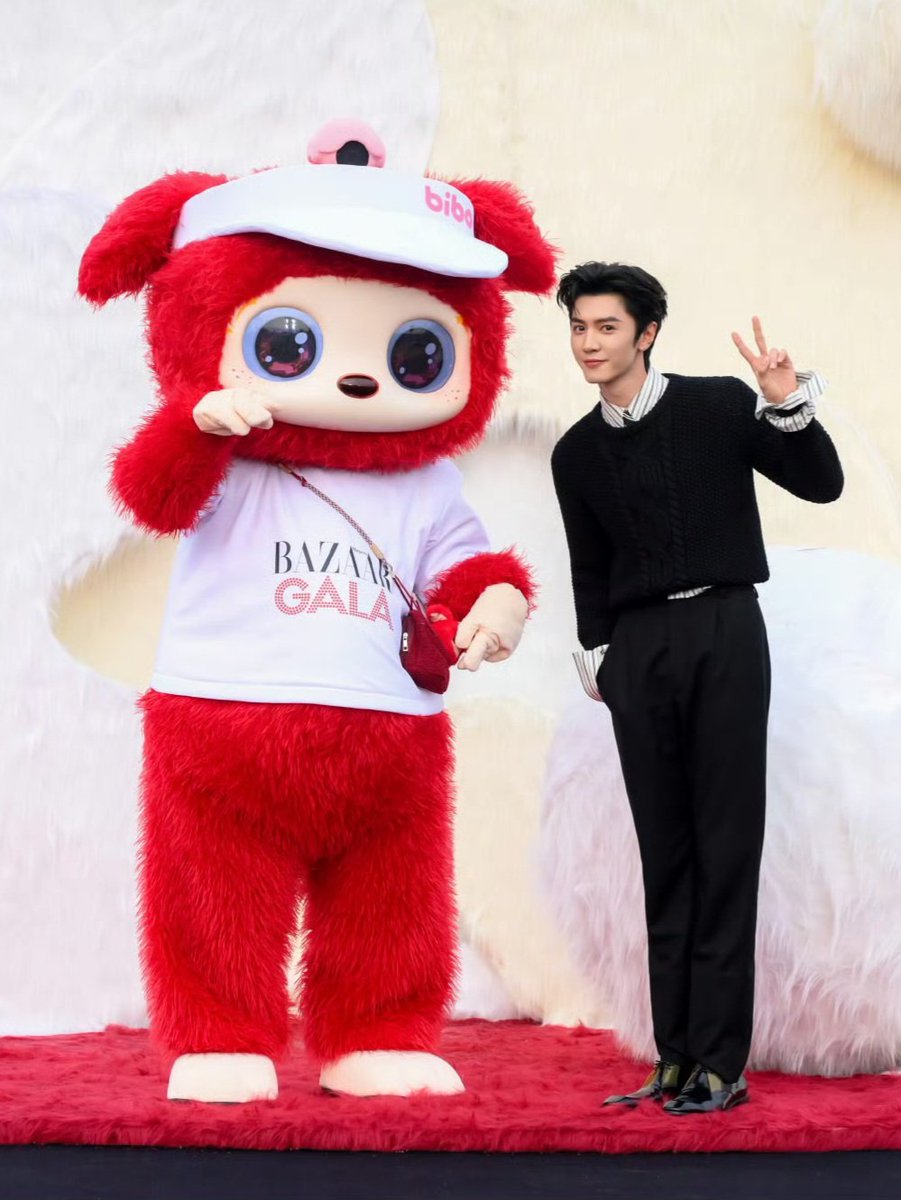 The_CompactDisc's tweet photo. 𝘞𝘩𝘰 𝘌𝘭𝘴𝘦 𝘊𝘢𝘯 𝘛𝘶𝘳𝘯 𝘈 𝘗𝘢𝘯𝘥𝘢 𝘗𝘢𝘳𝘬 𝘗𝘩𝘰𝘵𝘰 𝘚𝘩𝘰𝘰𝘵 𝘐𝘯𝘵𝘰 𝘈 𝘏𝘪𝘨𝘩-𝘍𝘢𝘴𝘩𝘪𝘰𝘯 𝘙𝘶𝘯𝘸𝘢𝘺?
#ChenZheyuan #BazaarGala https://t.co/ni5oEZYBm7