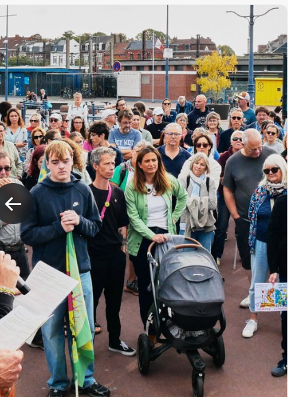 AgattheTheBlues's tweet photo. M. Tondelier avait moqué R. Dati disant qu'elle ne serait pas au travail perchée sur des talons hauts 5 jours après la naissance, mais elle trouve normal d'emmener un bébé de 8 jours dans une manifestation ! Se montrer, quoi qu'il se passe, elle est prête à tout ! Sombre idiote ! https://t.co/UhExOmR6Le