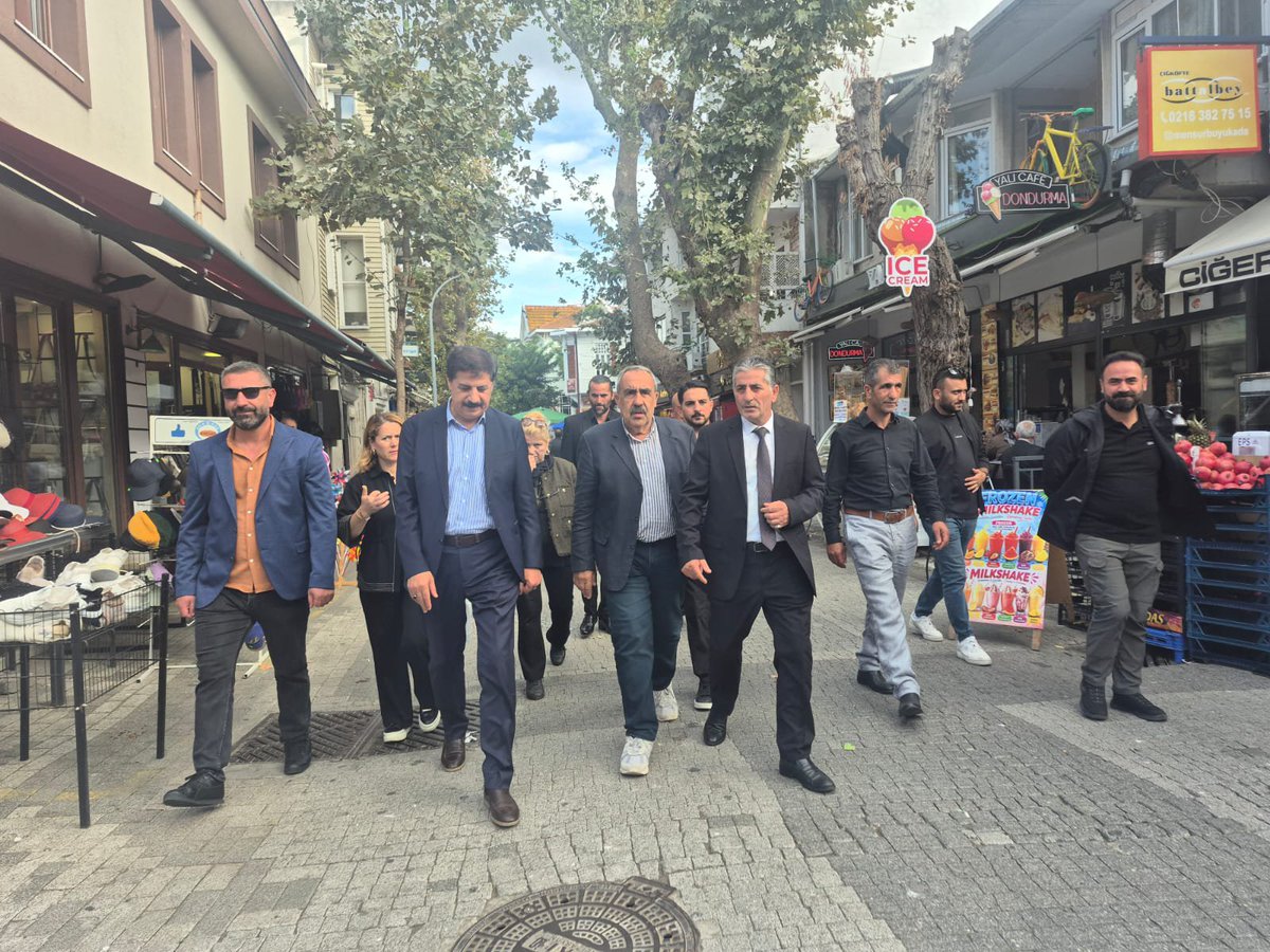 AdalarAkparti's tweet photo. İstanbul Milletvekili 
Sn. @azmiekinci34  Türkiye Yüzyılı Buluşmaları kapsamında Büyükada Mahallemizde esnaf ziyaretleri gerçekleştirdik.

Esnafımızla bir araya gelerek sohbet ettik, görüş ve değerlendirmelerini dinledik.

Türkiye Yüzyılı Buluşmaları İstanbul 

@kemalturkyilmz
@sinasen1 
@zeynettin_aydin 
@abdullahozdemir 
@akpartiistanbul