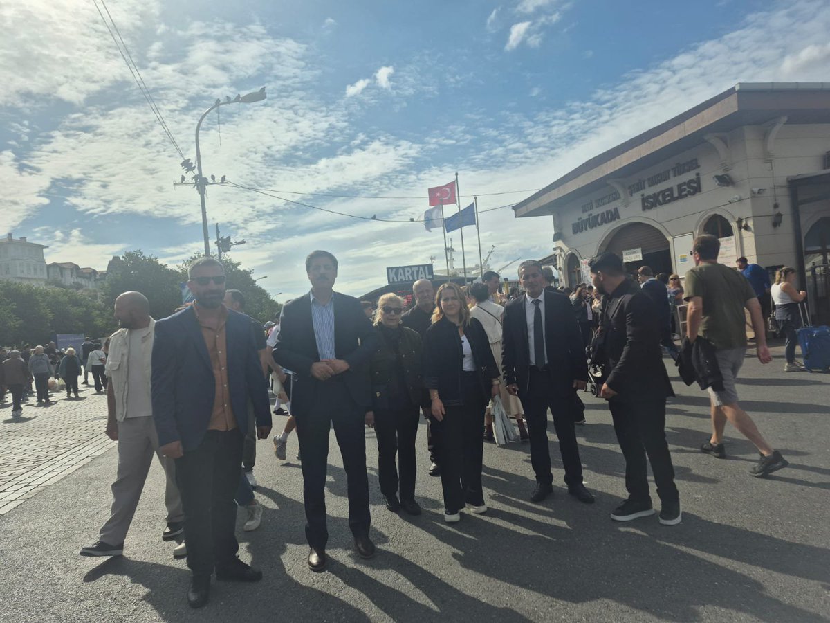 AdalarAkparti's tweet photo. İstanbul Milletvekili 
Sn. @azmiekinci34  Türkiye Yüzyılı Buluşmaları kapsamında Büyükada Mahallemizde esnaf ziyaretleri gerçekleştirdik.

Esnafımızla bir araya gelerek sohbet ettik, görüş ve değerlendirmelerini dinledik.

Türkiye Yüzyılı Buluşmaları İstanbul 

@kemalturkyilmz
@sinasen1 
@zeynettin_aydin 
@abdullahozdemir 
@akpartiistanbul