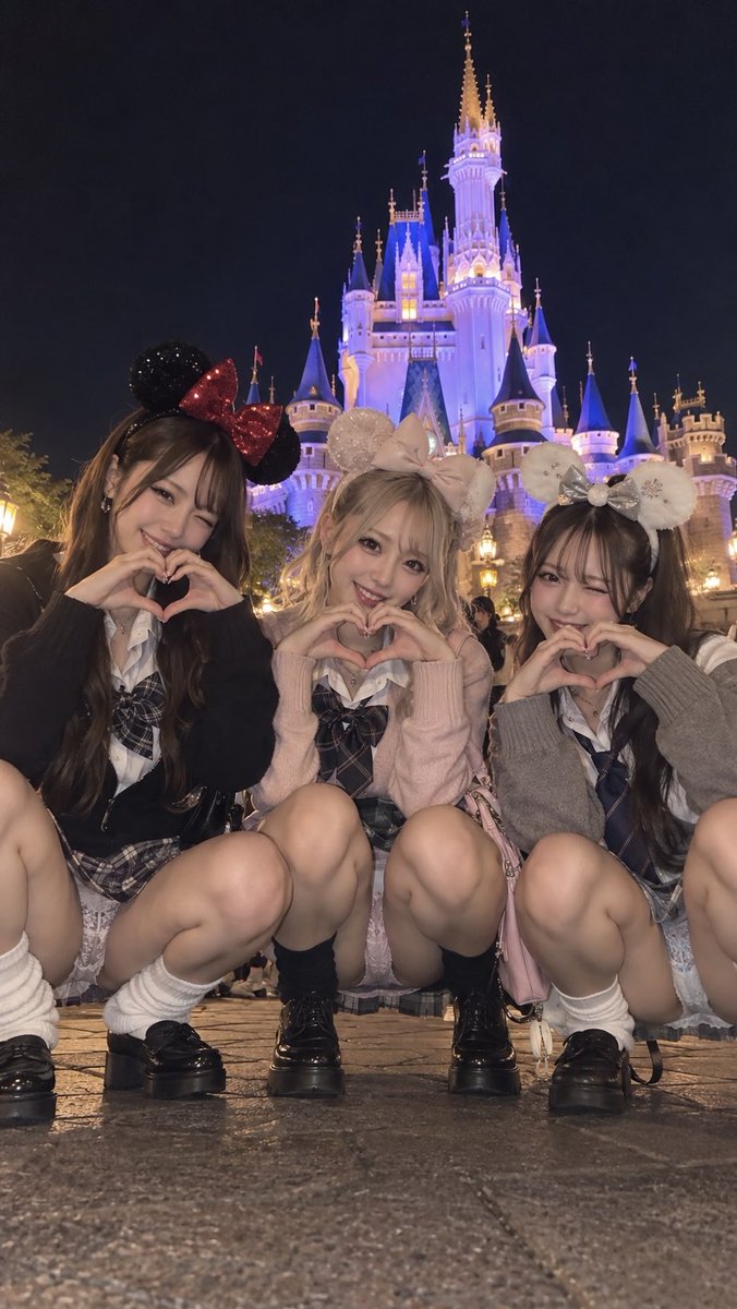 galsukid6's tweet photo. 夜のディズニーも綺麗だ❤️ https://t.co/Ish2XkJwM8