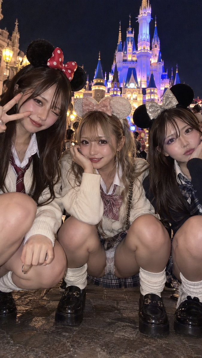 galsukid6's tweet photo. 夜のディズニーも綺麗だ❤️ https://t.co/Ish2XkJwM8