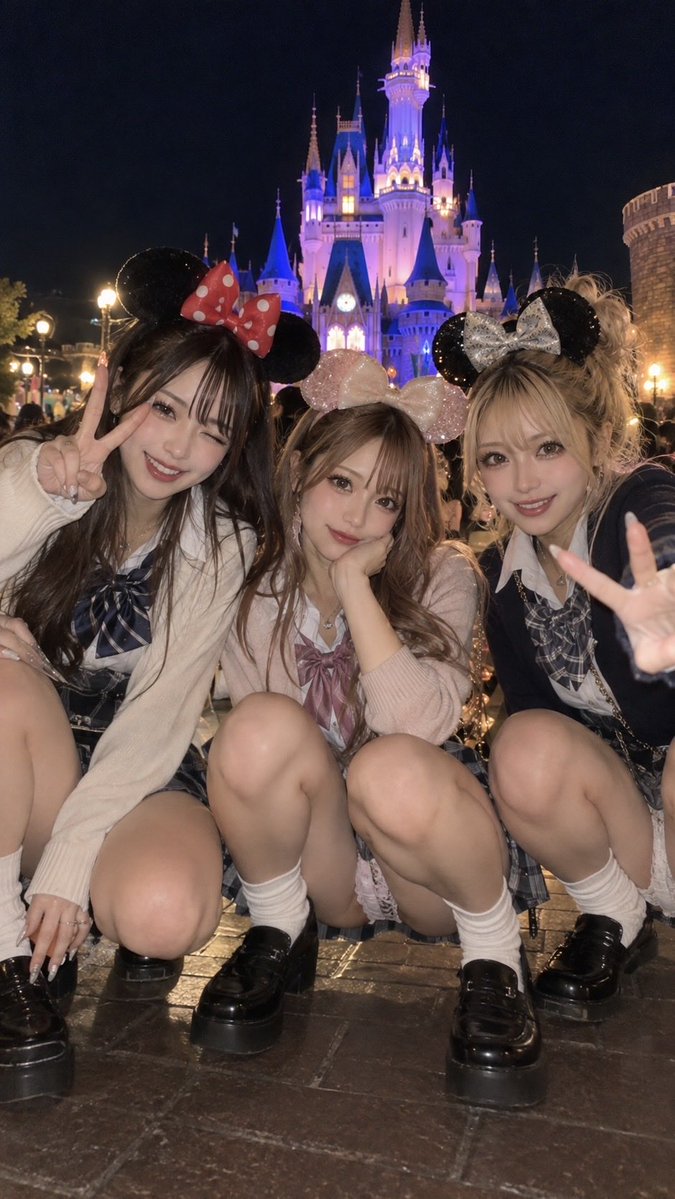 galsukid6's tweet photo. 夜のディズニーも綺麗だ❤️ https://t.co/Ish2XkJwM8