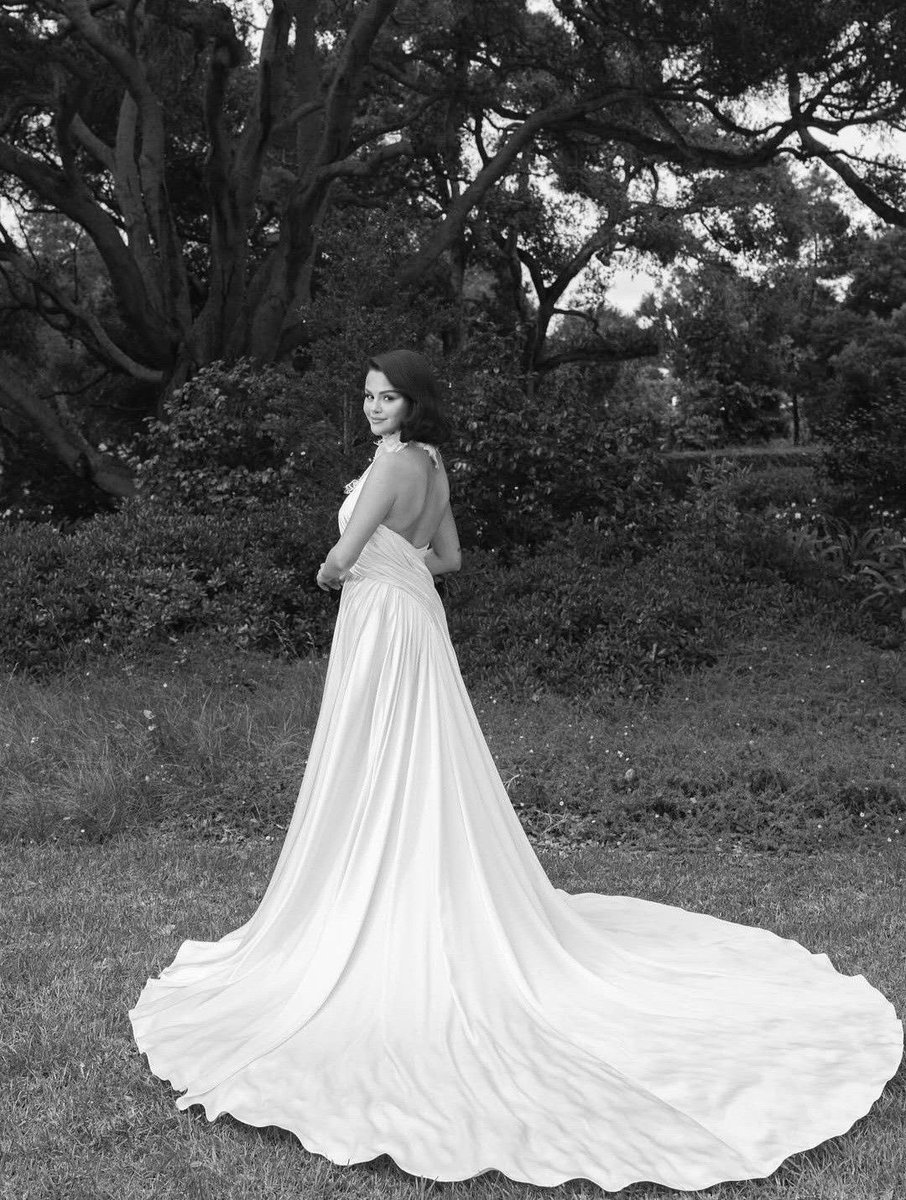 _Eu_mar's tweet photo. Today, September 27th, Selena Gomez made the mistake of marrying Benny Blanco, but if she's happy, that's what matters. https://t.co/5TOidQRE8U