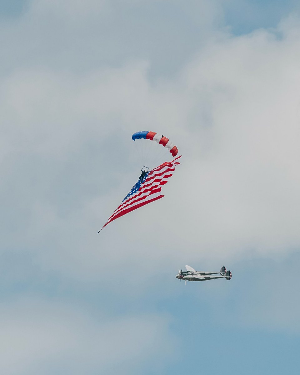 DorettaSavely's tweet photo. Daily Frame: A Viewfinder Journal

I’m using the Red Bull Flyers’ National Anthem jump sequence to open this week’s EAA airshow photo series. I’ve realized that close-ups of planes in flight aren’t really my style. I’m exploring compositions I https://t.co/jNNF2faqDH