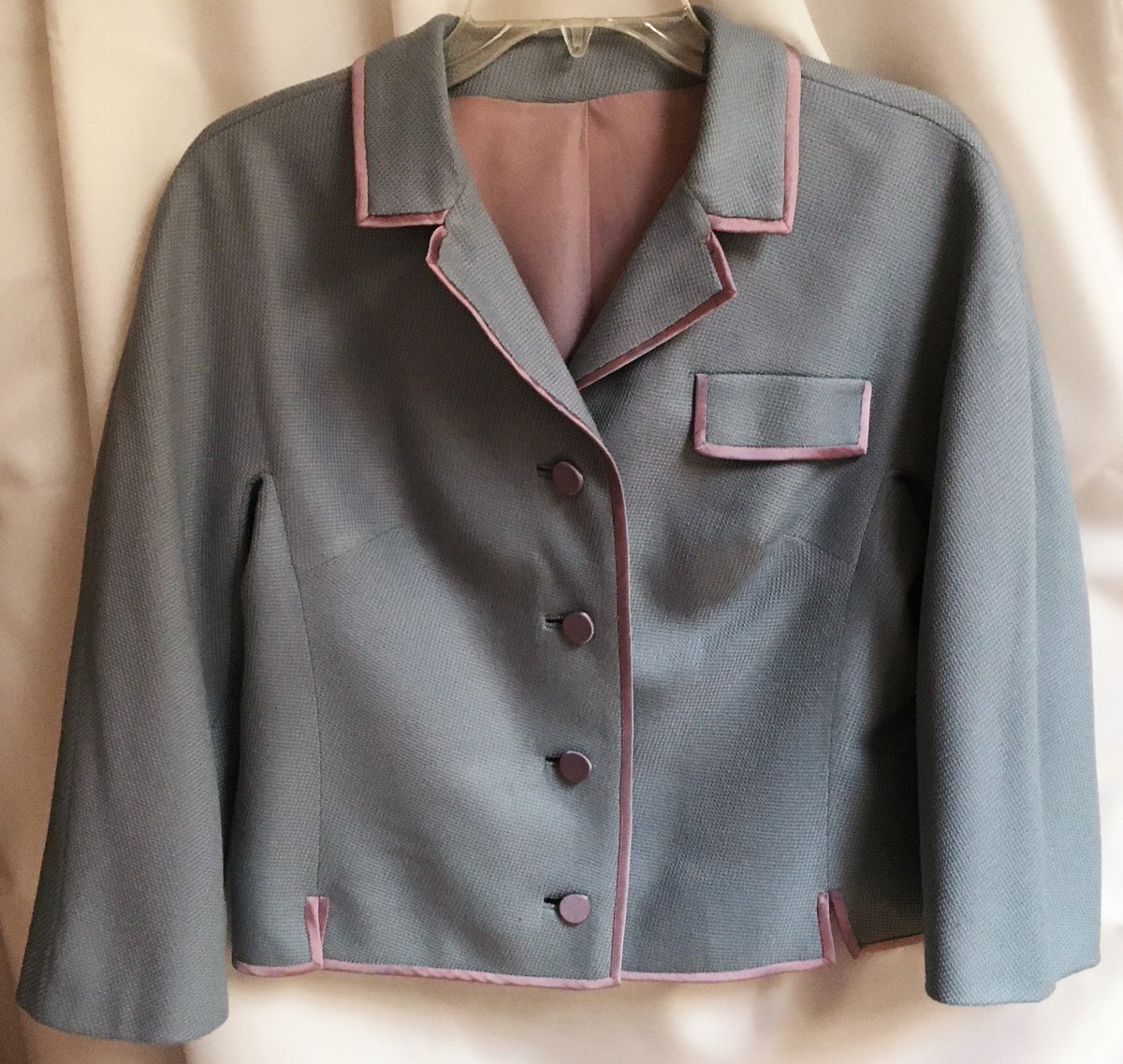 SomewareInTime's tweet photo. Vintage 1950s 1960s BETTI BRENT Cropped Blazer Jacket Blue Gray with Purple Piping Trim, Mid Century Mod Rockabilly Style, Small/Medium https://t.co/mLGfdSVGmR #1950sjacket #50scroppedblazer #rockabillystyle #pastelpiping #bettibrentvintage #madmenaesthetic #tailoredvtgjacket https://t.co/1GZ3fRHMNH