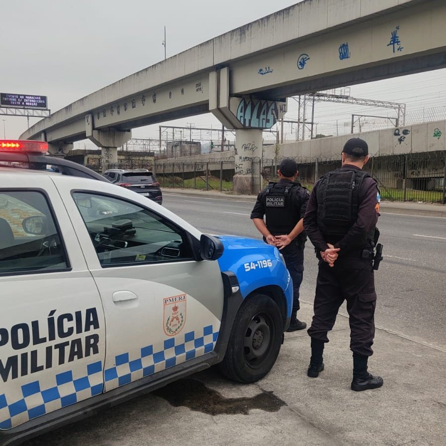 PMERJ's tweet photo. 🏟️🏈 SEGURANÇA REFORÇADA | #PMERJ NO MARACANÃ 👮♂️
Neste domingo (27), o #6BPM atua em apoio ao #BEPE, reforçando o policiamento no entorno do Maracanã e garantindo a segurança dos torcedores durante a partida da #NFL. (+) ⤵️
#ServireProteger #PMERJ #NFL #6BPM #BEPE #RioDeJaneiro https://t.co/qNwXoz1Dmt