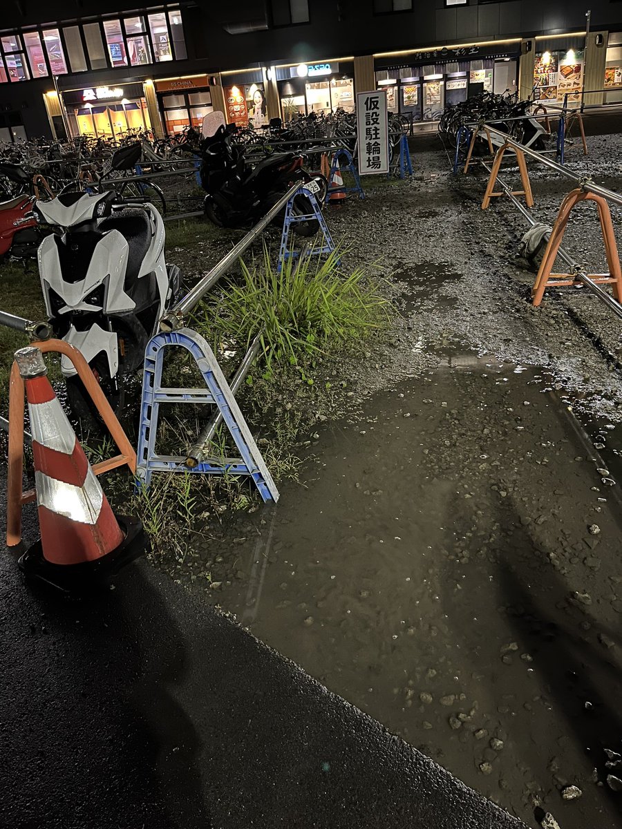shippy11867's tweet photo. 新しくなったJR松山駅ももう2年経つけど、未だに仮設駐輪場なの許せん。せめてアスファルト引いてほしい。松山市駅前はもうすぐで広場も完成されるというのにな。
遅れすぎ。 https://t.co/0129U2MUBY