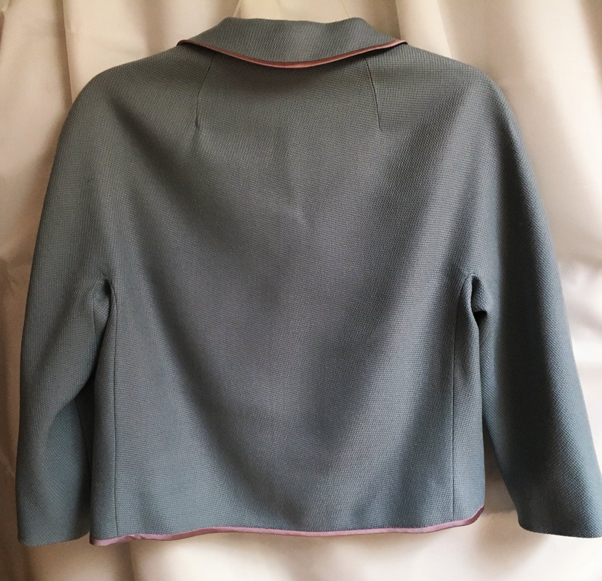 SomewareInTime's tweet photo. Vintage 1950s 1960s BETTI BRENT Cropped Blazer Jacket Blue Gray with Purple Piping Trim, Mid Century Mod Rockabilly Style, Small/Medium https://t.co/mLGfdSVGmR #1950sjacket #50scroppedblazer #rockabillystyle #pastelpiping #bettibrentvintage #madmenaesthetic #tailoredvtgjacket https://t.co/1GZ3fRHMNH
