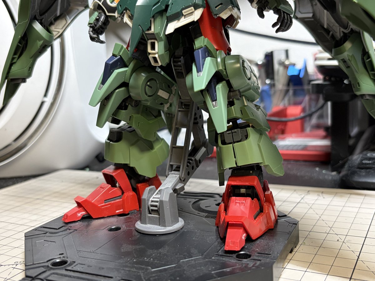 ___SIRANUI___'s tweet photo. 【MGSDクシャトリヤの脚の改修】
・太腿をRGサザビーに変更し、ジョイントにMGSDクシャトリヤの物を移植
・MGSDクシャトリヤの脚を延長する為にHGクシャトリヤの脚の一部を追加
・脚先をRGサザビーの物に置換

HGクシャト���ヤの脚をそのまま交換するよりは情報量増えたと思う https://t.co/VBFoabMBnP