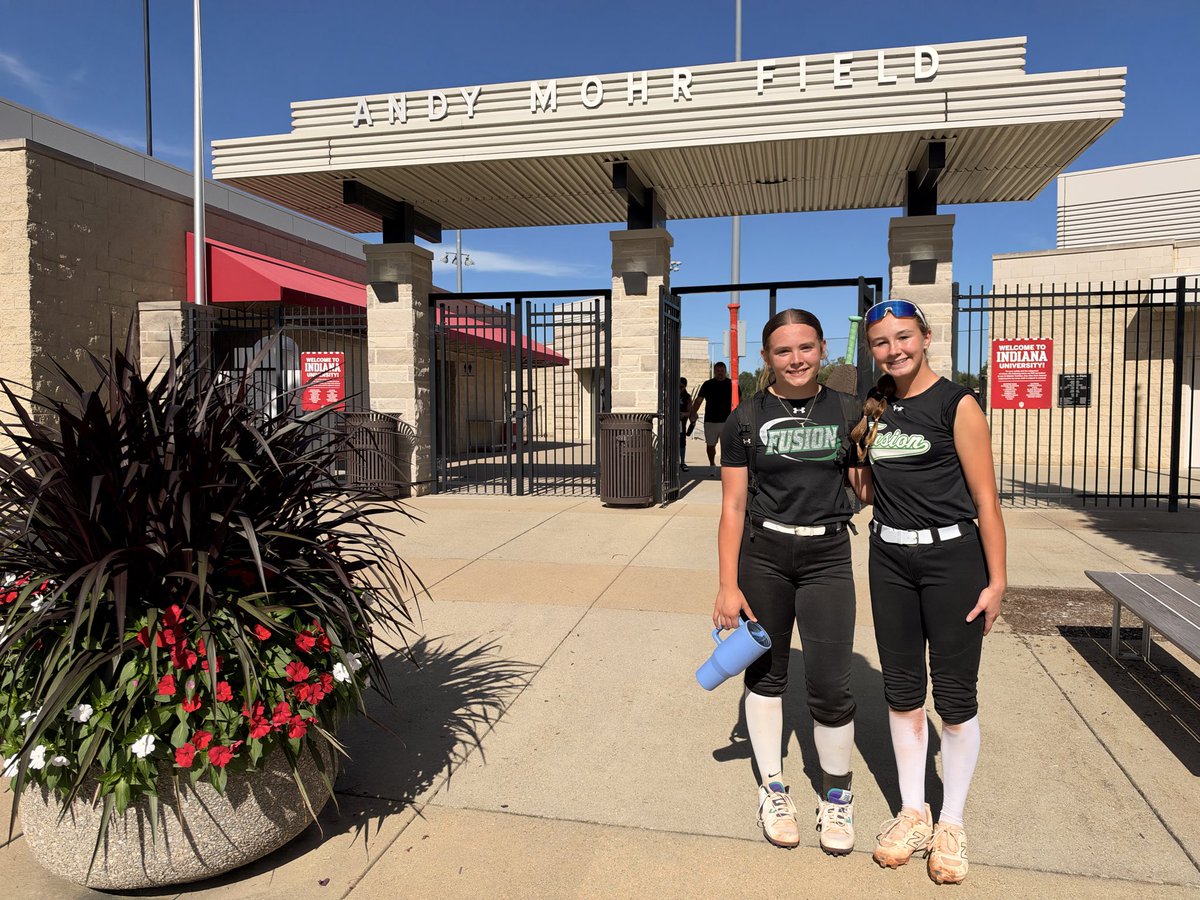 earth2echo_'s tweet photo. @brisweet2031 @LivSoftball2031 I had fun watching you  with INDIANA HOOSIERS on the back fence. Definitely wouldn’t mind having you stay in the Hoosier state if that’s where life takes ya❤️🤍Here’s a cute pic of you&amp;Tatum and one of your sis lol GO HOOSIERS❤️🤍 https://t.co/Q3b706BcJh
