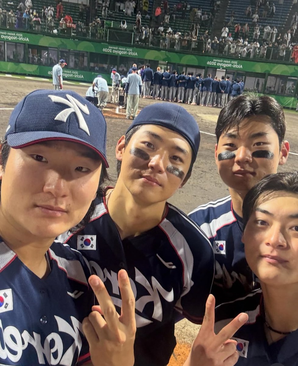 no10hitter's tweet photo. 곽빈 니가 여기서 네번째로 잘생겼어 https://t.co/1BlqInmY8t
