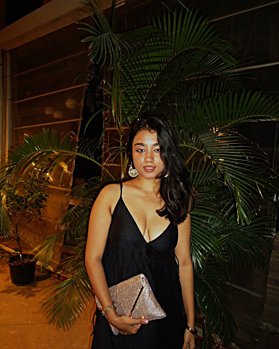 baddiesforshow's tweet photo. NAME-  MANSI SHROFF 
UNIVERSITY -  CHRIST UNIVERSITY, BANGLORE 
AGE -21 
HOMETOWN -  VARANASI UP 
FEATURES-  BIG BOOBS, STRECH MARKS ON BOOBS ,BUSTY FIGURE 

 #collegeslut #bigtits #sexy #instainfluencer #cute #indiancollegegirl #christuniversity https://t.co/nf7EerYXOP