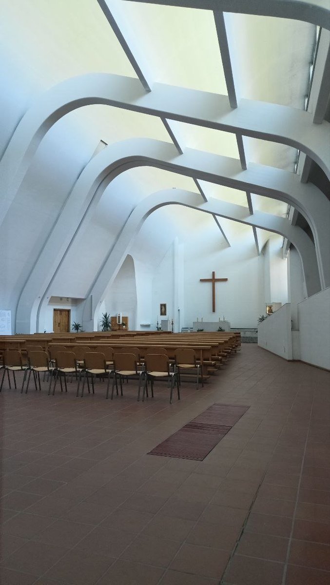 Dysmass's tweet photo. "E’ bene riconoscere sin da subito che le nostre realtà sono “provinciali” e che l’innesto in esse di opere architettonicamente moderne costituisce in genere uno shock culturale. [...] Un’atteggiamento che ricorda lo stupore ed il favore con cui i “selvaggi” accettavano i doni dei primi visitatori “bianchi”."

Commento trovato in rete sulla chiesa di Alvar Aalto a Riola. Noi italiani cattolici saremmo i selvaggi che si fanno insegnare l'architettura sacra da un finlandese.
Oltre la parodia.