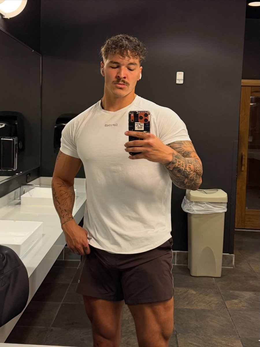 Aaron_Lucero9's tweet photo. It's all about that balance! Don't quit even when you have a huge meal in front of you finish it!!! 😂🤣 https://t.co/4JJD3zzXPh