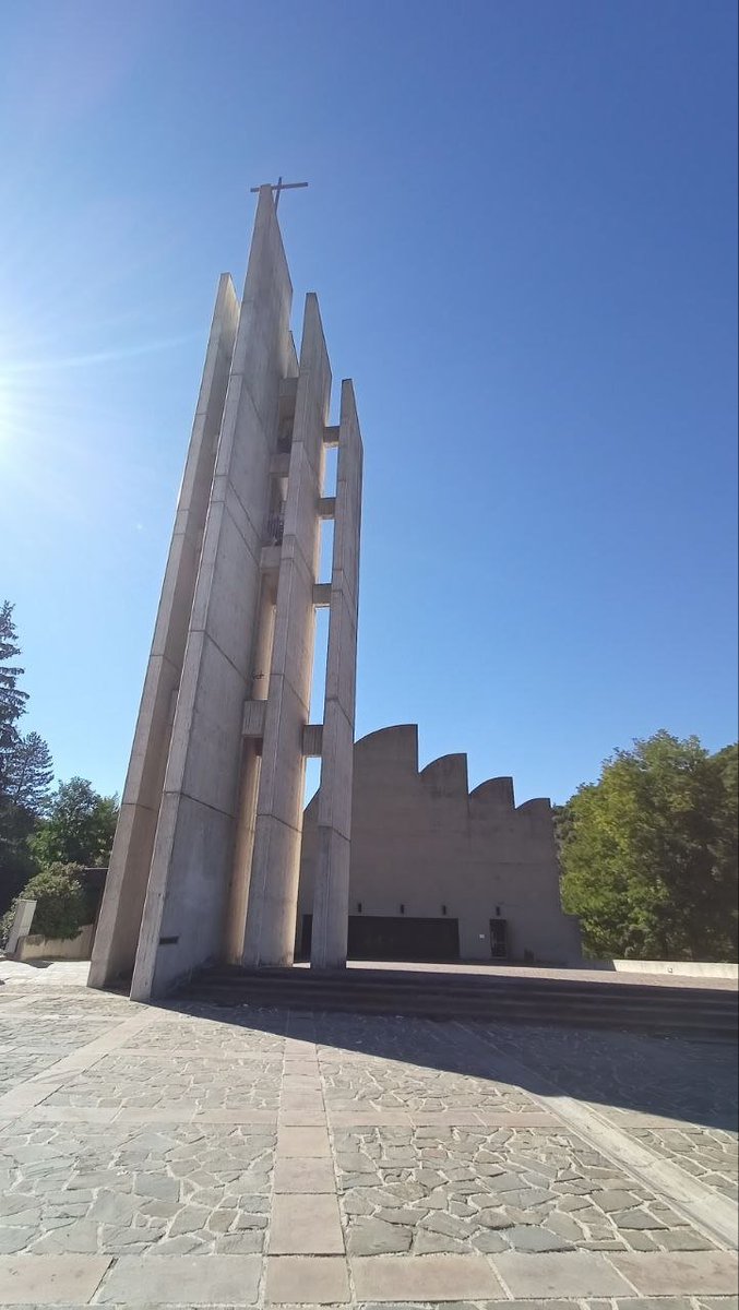 Dysmass's tweet photo. "E’ bene riconoscere sin da subito che le nostre realtà sono “provinciali” e che l’innesto in esse di opere architettonicamente moderne costituisce in genere uno shock culturale. [...] Un’atteggiamento che ricorda lo stupore ed il favore con cui i “selvaggi” accettavano i doni dei primi visitatori “bianchi”."

Commento trovato in rete sulla chiesa di Alvar Aalto a Riola. Noi italiani cattolici saremmo i selvaggi che si fanno insegnare l'architettura sacra da un finlandese.
Oltre la parodia.
