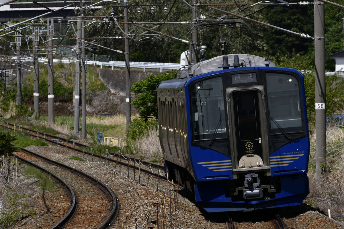 No115189's tweet photo. 5/24
当の軽井沢リゾート号は無し、かと思いきや2722Mと6626Mの合間でちゃんと回送されて行きました😘
回送到着後の時間的猶予は軽井沢駅で30分も無かったのでは…。

しかし、青はともかく赤い方は撮っててもあんまり楽しくない…😅 https://t.co/piwjgeMeSe