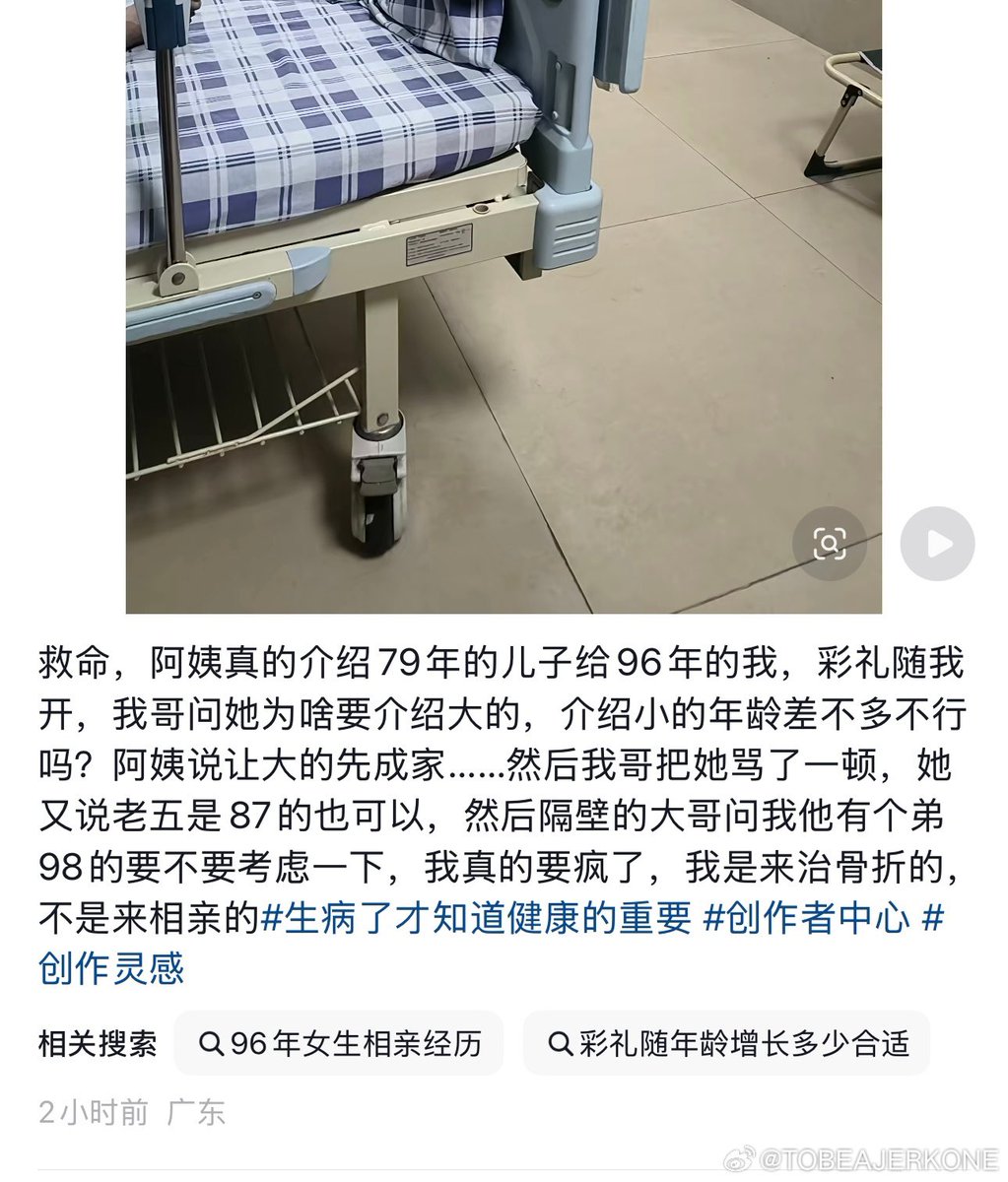 askaiwy's tweet photo. #今日瓜田

在某地
当你释放出善意

你想的是“世界需要热心肠”；

别人想的是
“这里有个傻子”！

越是往下走
这种思维方式的人越多！

我上周在新加坡逛街的时候
看到了路边打扫卫生的外劳
顺口给我弟讲了一个很多年前关于外劳的故事。

这个故事的主角是我一个朋友
女生
很漂亮
当时在家当全职主妇。

有一天她看见有外劳吊在吊篮里
在粉刷他们家的外墙。

赤道的天气到中午的时候毒辣
朋友看到那几个深色皮肤的外劳汗流浃背
心中很是不忍
于是在冰箱里拿了两罐饮料透过窗户递给外劳。

来自孟加拉的外劳虽然英语不好
但是大家比划两下
外劳就收下了饮料
并且跟她说了
“thank you！”

过了两天
我朋友都忘了这事儿了
某一天
发现有人敲门
打开门一看
是那天接受饮料的那两个外劳。

其中一个热情地用结结巴巴的英语说
他这里的工作快要做完了
所以他想问小姐姐什么时候可以跟他上床？

我朋友顿时懵逼了

孟加拉人还一直说
“我知道你看上我了
我这几天正好有空
只要你老公不在家
我随时都能来！“

当然后来的大结局是
我朋友打物管电话
把门口保安叫来了
赶走了那两个外劳
并且物管答应跟外劳的公司投诉。

最后的最后
公寓保安后来吞吞吐吐地给我朋友说
以后尽量不要跟孟加拉那边的外劳说话
因为在他们的文化里
女的
活的
让男人看到皮肤
如果再加上主动找男人说话
那就一定是个妓女！