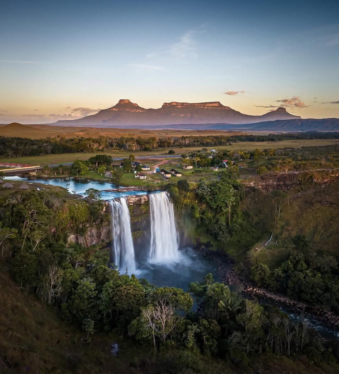 GianlucaCoccon1's tweet photo. Maravillosa postal  
SALTO KAMÁ-MERÚ
La Gran Sabana Parque Nacional Canaima Edo Bolívar 
VENEZUELA 🇻🇪🇻🇪🇻🇪🇻🇪🇻🇪🇻🇪🇻🇪🇻🇪🇻🇪🇻🇪🇻🇪🇻🇪🇻🇪🇻🇪🇻🇪🇻🇪🇻🇪🇻🇪
@venezuelaenfoto https://t.co/dr9QFCjTIo