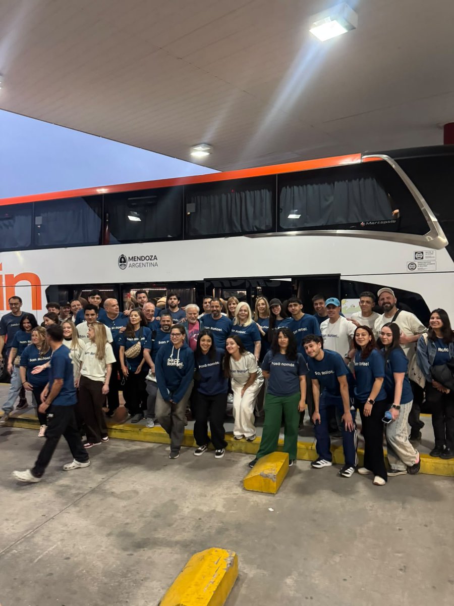 willy_piffano's tweet photo. Camara de Turismo San Rafael Mza rumbo a la FIESTA de la FIT en CABA https://t.co/wwudT26TdJ