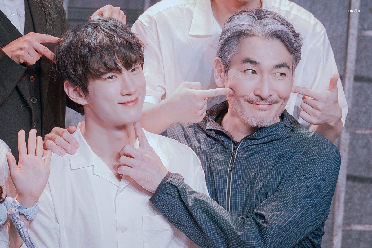 Freeze_B_'s tweet photo. 260926밤
연극 #쇄골에천사가잠들고있다 무대인사

키리노 켄토 役 #이갑선
키리노 요시오 役 #김서환 https://t.co/1lsqJTIa9r