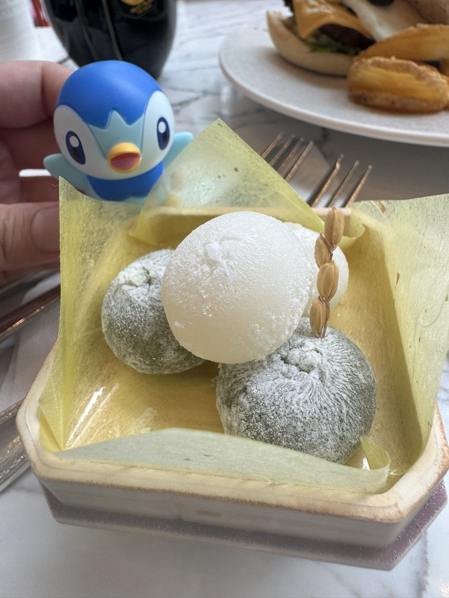Lo851yu's tweet photo. 本日はロルカナから離れて茶をしばいてきました🫖
友達のちいかわ店舗巡り手伝いながら(先行抽選や整理券で入れないトラブルあり)もお買い物🥺
次はヒルトンアフヌン目指す❤️‍🔥 https://t.co/hKzlXdMAHP