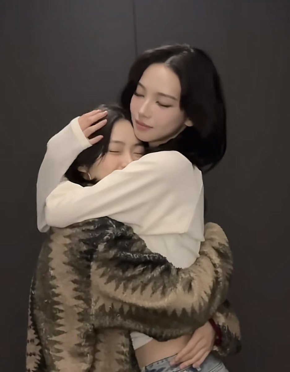 itzypopbase's tweet photo. aespa’s Karina playfully comments on ITZY’s Ryujin’s recent Instagram post:

Karina: “Oh my god, you startled me! Cover yourself up.” https://t.co/dsdeUgkywH