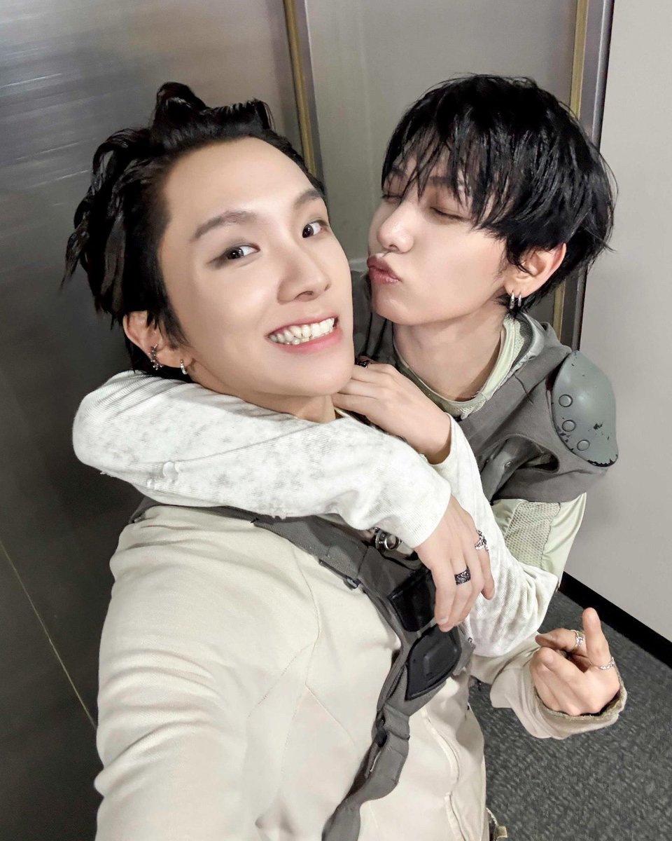 deepdiveat's tweet photo. 올해 이 떡밥도 있었다는 걸 절대 잊어선 안돼... 팬들이 보고싶다고 한 거 (X) 시킨거 (X) 지들끼리 래퍼와 래퍼남친 타이틀 걸면서 옆자리반전으로 이틀연속 찍어준 거 (O) https://t.co/riWlKcpidg