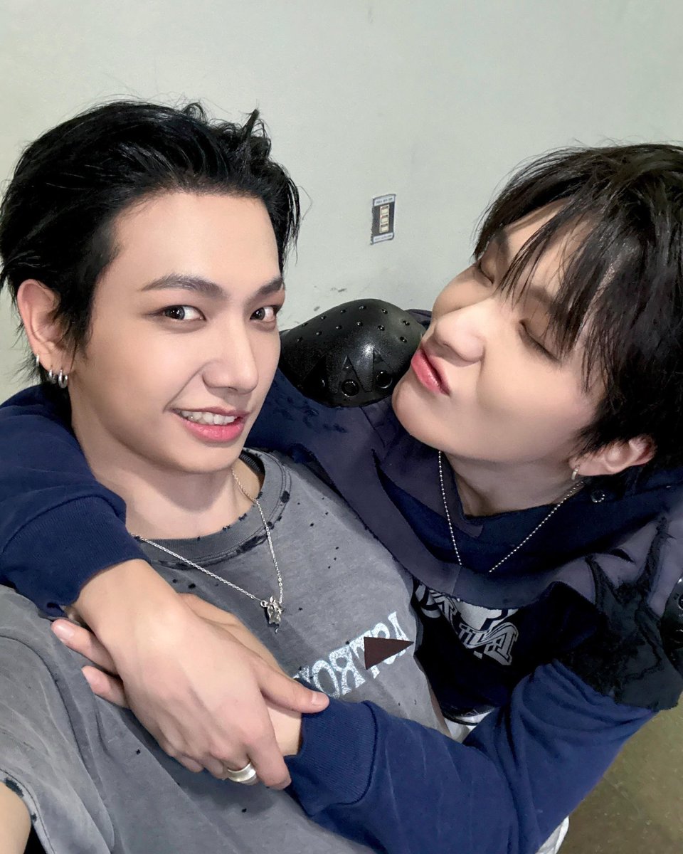deepdiveat's tweet photo. 올해 이 떡밥도 있었다는 걸 절대 잊어선 안돼... 팬들이 보고싶다고 한 거 (X) 시킨거 (X) 지들끼리 래퍼와 래퍼남친 타이틀 걸면서 옆자리반전으로 이틀연속 찍어준 거 (O) https://t.co/riWlKcpidg