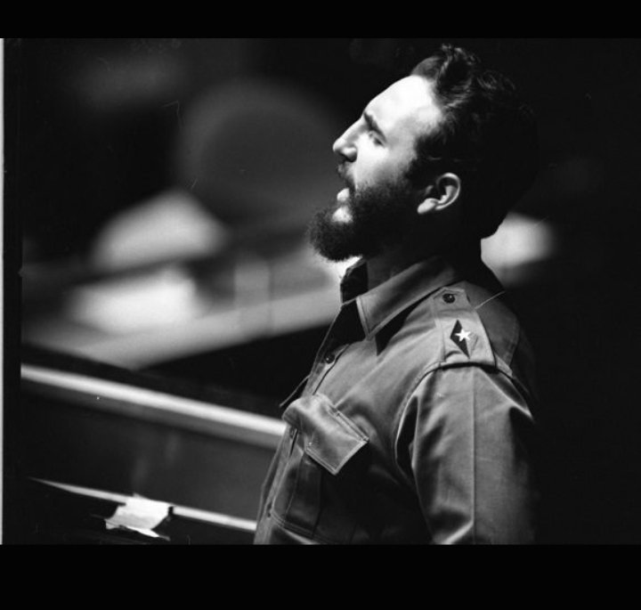 SoloGloritge3s's tweet photo. 🗣️ "¡Desaparezcan las colonias, desaparezca la explotación de los países por los monopolios, y entonces la humanidad habrá alcanzado una verdadera etapa de progreso!"

#FidelPorSiempre en la ONU. Hoy sigue siendo un llamado urgente a la justicia social.

#100AñosConFidel https://t.co/lD35neTT2u