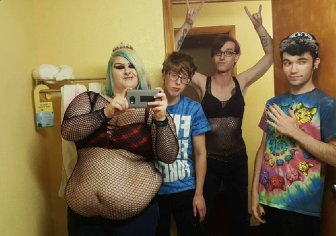 ernsterjuenger's tweet photo. Na Jungs, wie gefällt euch der erste Tag bei den Panzerg*renadier_enden?    🤗 https://t.co/SKUmoH5qaA