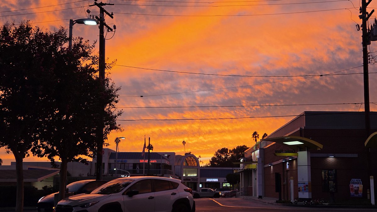 LeeJ09's tweet photo. Yesterday before I left South Pasadena, the skies...also a random Kobe mural #mamba https://t.co/5dYV3JN8p8