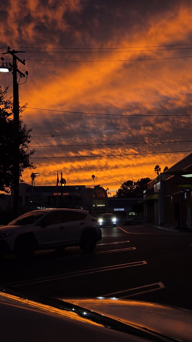 LeeJ09's tweet photo. Yesterday before I left South Pasadena, the skies...also a random Kobe mural #mamba https://t.co/5dYV3JN8p8
