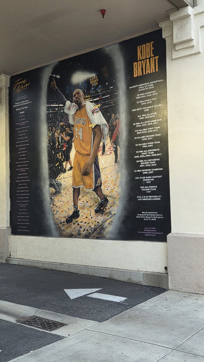 LeeJ09's tweet photo. Yesterday before I left South Pasadena, the skies...also a random Kobe mural #mamba https://t.co/5dYV3JN8p8