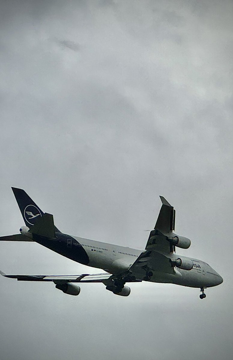 steadiman's tweet photo. Super rare arrival of the Queen at Manchester Airport! Two 747s in as many days, yesterday for an emergency diversion and today to pick those passengers up. Saw it too late yesterday but today I was ready for it! airplane nerds are eating good this weekend 🤓 @flightradar24 https://t.co/p4yPbUVRgH