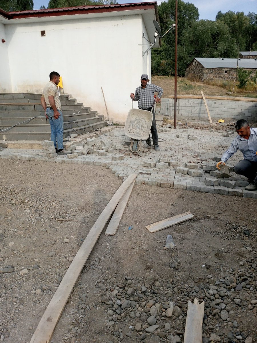 PatnosMEM's tweet photo. 📌ALADAĞ İLKOKULU’NDA ÇEVRE DÜZENLEME ÇALIŞMALARI DEVAM EDİYOR

Patnos İlçe Millî Eğitim Müdürlüğü olarak öğrencilerimizin daha güvenli, düzenli ve kullanışlı eğitim ortamlarında eğitim görmeleri amacıyla okullarımızdaki bakım, onarım ve çevre düzenleme çalışmalarımızı sürdürüyoruz.

Bu kapsamda Aladağ İlkokulu’nun okul bahçesinde parke taşı döşeme ve çevre düzenleme çalışmaları devam ediyor. Çalışmaların tamamlanmasıyla birlikte öğrencilerimiz için daha düzenli ve kullanışlı bir okul bahçesi oluşturulması hedefleniyor.

Eğitim yuvalarımızı öğrencilerimiz için daha güzel ve daha işlevsel hâle getirmek amacıyla çalışmalarımız kararlılıkla devam ediyor.

Patnos İlçe Millî Eğitim Müdürlüğü

@tcmeb 
@tcagrivaliligi 
@agrimem 
@halukcakan12 
@patnos_004
@YkselZorlu