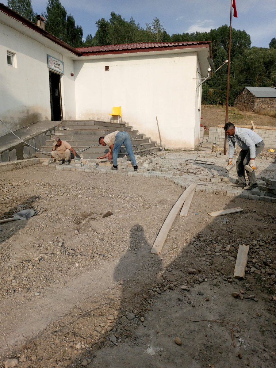 PatnosMEM's tweet photo. 📌ALADAĞ İLKOKULU’NDA ÇEVRE DÜZENLEME ÇALIŞMALARI DEVAM EDİYOR

Patnos İlçe Millî Eğitim Müdürlüğü olarak öğrencilerimizin daha güvenli, düzenli ve kullanışlı eğitim ortamlarında eğitim görmeleri amacıyla okullarımızdaki bakım, onarım ve çevre düzenleme çalışmalarımızı sürdürüyoruz.

Bu kapsamda Aladağ İlkokulu’nun okul bahçesinde parke taşı döşeme ve çevre düzenleme çalışmaları devam ediyor. Çalışmaların tamamlanmasıyla birlikte öğrencilerimiz için daha düzenli ve kullanışlı bir okul bahçesi oluşturulması hedefleniyor.

Eğitim yuvalarımızı öğrencilerimiz için daha güzel ve daha işlevsel hâle getirmek amacıyla çalışmalarımız kararlılıkla devam ediyor.

Patnos İlçe Millî Eğitim Müdürlüğü

@tcmeb 
@tcagrivaliligi 
@agrimem 
@halukcakan12 
@patnos_004
@YkselZorlu