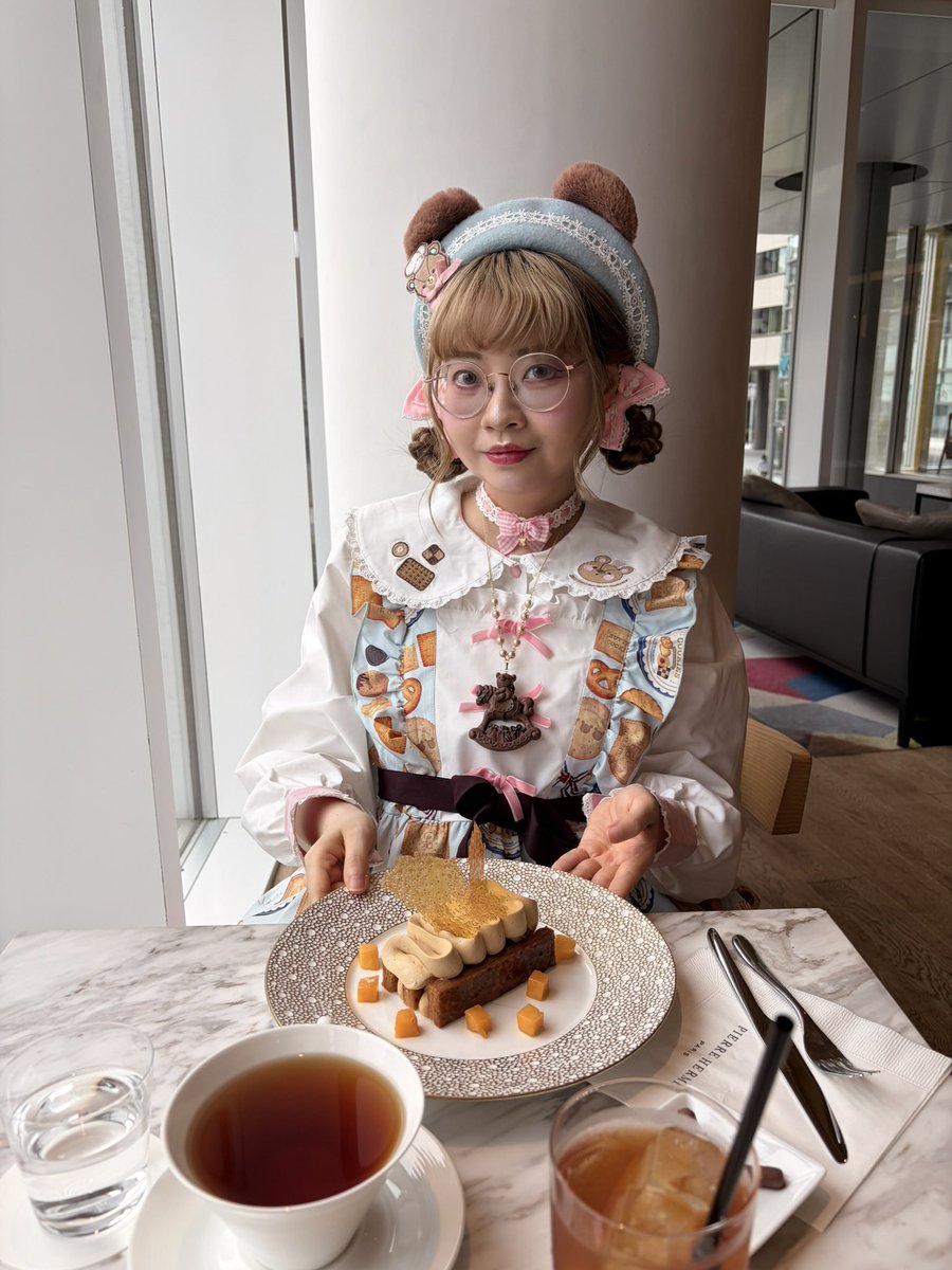 satsukiai3's tweet photo. インフルエンサーコラボのロリィタ服は、本人たちは普段着ないし、メゾンのお洋服ばかり着ているから自分では買わない、というような意見を見かけましたが🫣

最近の出来事もみって、ゼロから自分でデザインして、柄も描いてお洋服を作っている身としては、少し悲しい気持ちになりました…

もちろん、購入しない方は、そもそも私のデザインや描いた柄が好みではないから、布生地がよくない原因などで買わないということもあると思いますが…

でも、ひとつ伝えたいのは、私自身も普段から自分がデザインしたお洋服を本当に着ているということです。実家に帰省したときも、気温37度の中で着ていました。🤍

Availとのコラボ服をデザインするときに考えていたのは、特別に写真を撮る予定がない日でも、友達とお買い物に行ったり、美容院やサロンに行ったりするときに着られるお洋服にしたい、ということでした。

だから、毎回必ず写真を撮っているわけではありません。メイクが完璧じゃない日だってありますしね。

ちょっと可愛くて、でも華やかすぎない。そんな、日常の中で気軽に着られるお洋服を作りたかったんです。

写真を撮らない日にも、私は自分のデザインしたお洋服を着ていますし、もっとたくさんの方に自分のオリジナルデザインを知っていただけたら嬉しいです。

今はもう販売されていないお洋服もありますが、これからも私が作ったお洋服を、少しでも多くの方に見ていただけたらと思っています。
いつも応援してくださる皆さん、本当にありがとうございます。💕