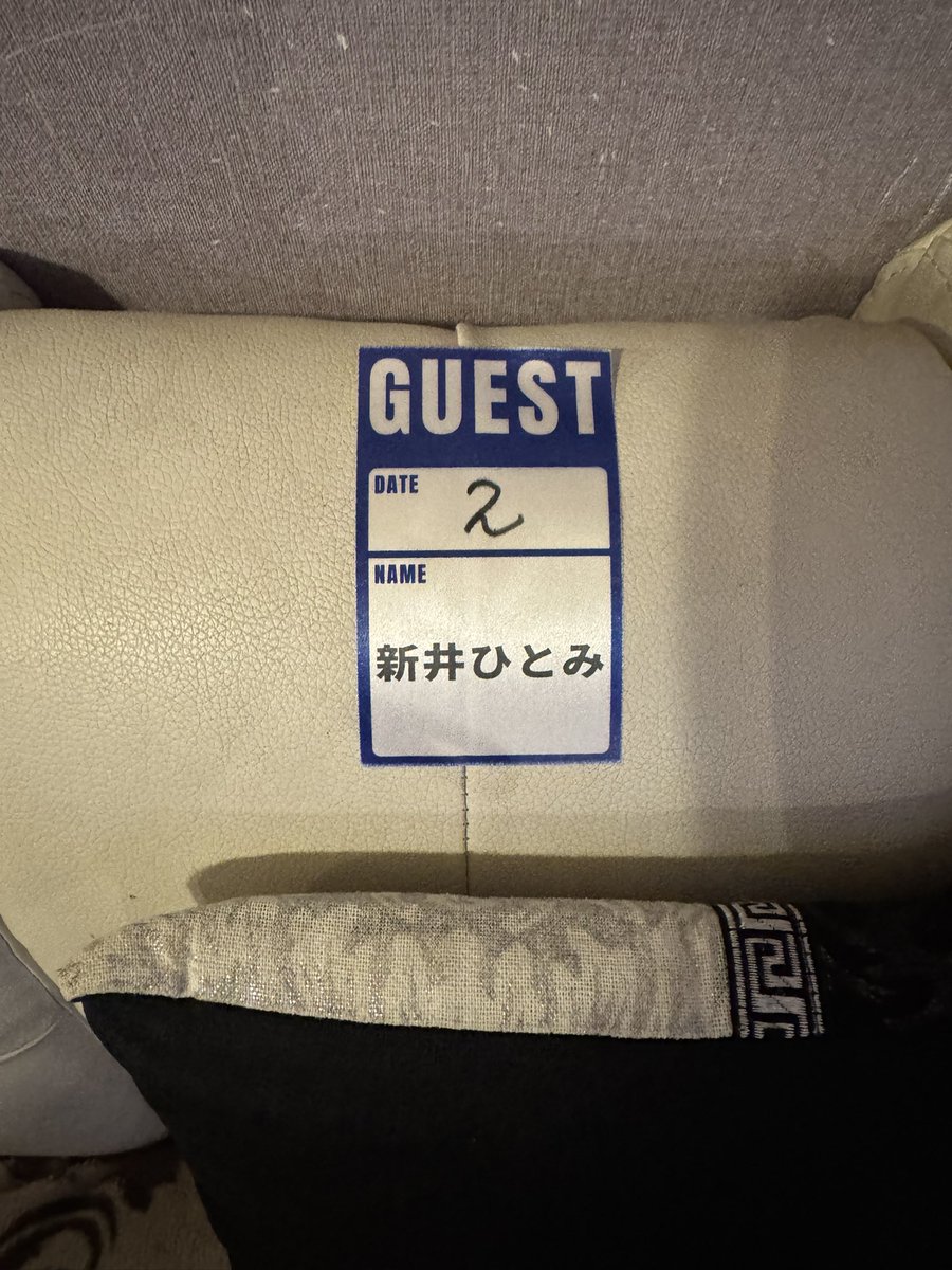 miorizm's tweet photo. 16年目の浮気ぐらい大目に見てよ

新井ひとみのリアルスナックレトロマンチック
2部の最初は2番の席でステージ近く、
席替えでは36番で1番遠いカウンター席

それでも近くまで来て歌ってくれるので満足

で、終演後のVIPのツーショット撮影は1番最後に

撮影した後の会話で
ひーちゃんのXのオススメに俺の別のアイドルとのツーショットが流れて来たと

あ、ホワイトスコーピオンのACEさんや…
弁解を考え様とするも無駄無駄無駄
スリーショットやワンショット動画とかもチェックされとるんだろうな(T-T)
女子流が解散して心の隙間を埋めてくれたのがホワスピなんだよ…

「忘れられたのかと思った」
「忘れてないから今日着てるんです」

不安にさせてごめんなさい🙇‍♀️
