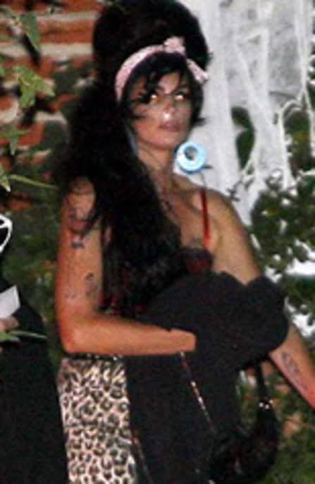 espectado0r's tweet photo. ❓¿ Recuerdan cuando la culera de Cindy Crawford se disfrazó de Amy Winehouse en el 2008 con algo blanco en la nariz, cuando Amy aún estaba viva y con problemas de adicción.
🔴 Ahora el hijo de esa culera murió en un centro de rehabilitación PARA DROGAS a la misma edad que Amy https://t.co/Fsv5TqSLxn